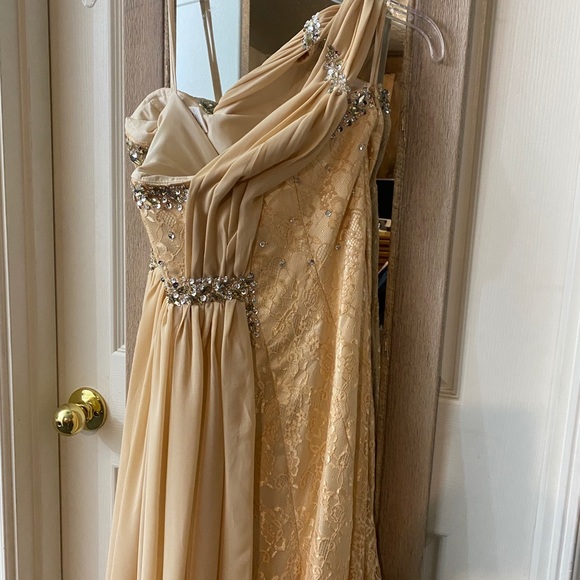 Formal dress/ball Gown - Picture 5 of 7